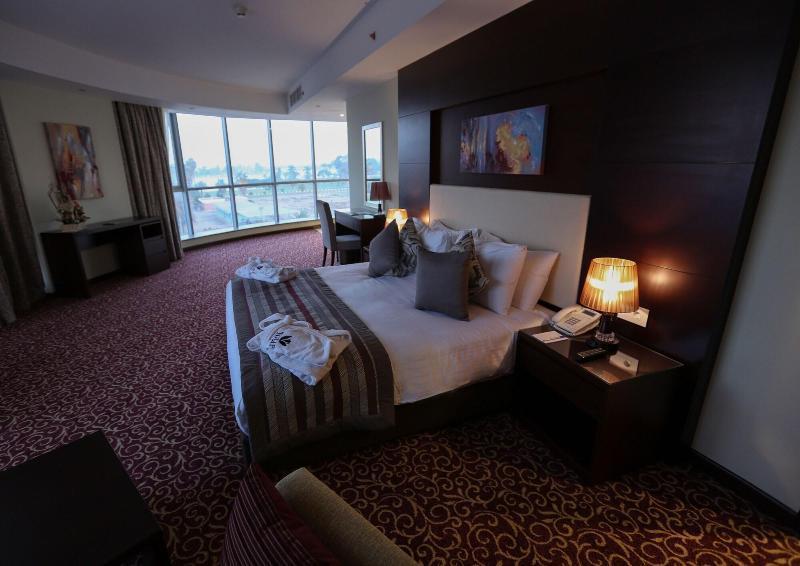 Tolip El Forsan Hotel Ismailia Exteriör bild A bedroom at the hotel