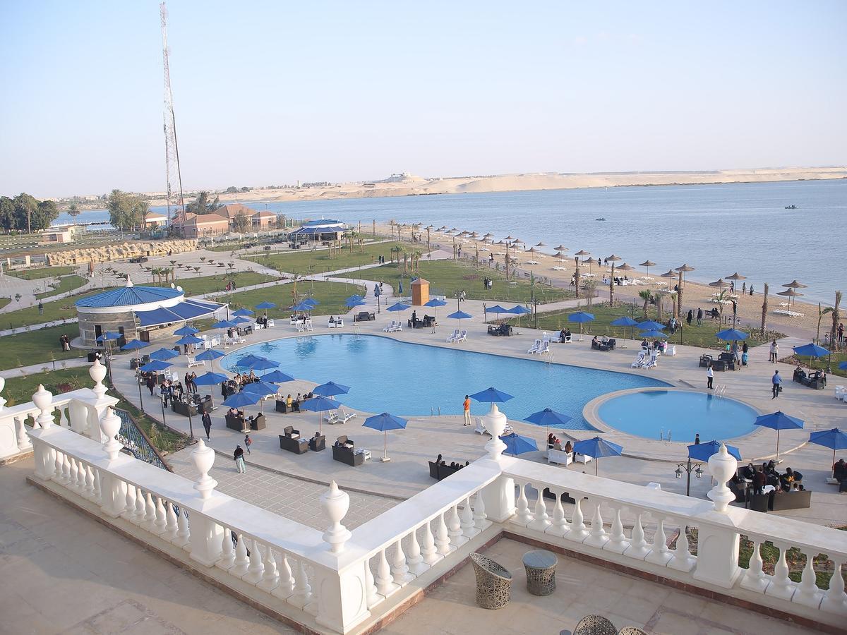 Tolip El Forsan Hotel Ismailia Exteriör bild The pool at the Grand Hotel